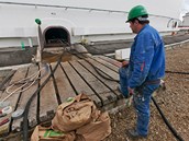 V podniku Mero spravuj� ropn� rezervy �esk� republiky  Na sn�mku technik, kter�...