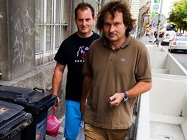 Jakmile obyvatelé domů na Hořejším nábřeží postaví na chodník pro popeláře své Jakmile obyvatelé domů na Hořejším nábřeží postaví na chodník pro popeláře své