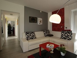D�m je vyt�p�n podlahov�m topen�m, o kter� se star� tepeln� �erpadlo na