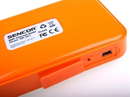 Sencor SIR007 - USB sd��ka pro nap�jec� kabel se schov�v� pod gumovou krytkou.