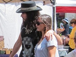 Russell Brand a Isabella Brewsterová Russell Brand a Isabella Brewsterová