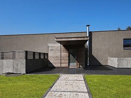 Hlavní vstup do domu a parkovací stání. Z jižní strany je z ulice vidět jen Hlavní vstup do domu a parkovací stání. Z jižní strany je z ulice vidět jen