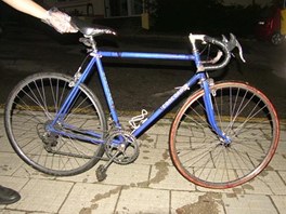Kolo cyklisty, který po nárazu do zaparkovaného auta téměř vykrvácel. Kolo cyklisty, který po nárazu do zaparkovaného auta téměř vykrvácel.