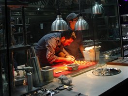 ��fkucha� restaurace Ultraviolet v �anghaji p�ipravuje dokonal� menu.