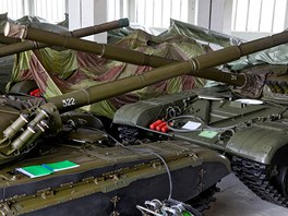 Posádka v Ratíškovicích na Jihlavsku skladuje několik desítek tanků T-72, které... Posádka v Ratíškovicích na Jihlavsku skladuje několik desítek tanků T-72, které...
