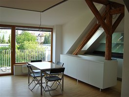 Sou��st� bytu je i balkon.