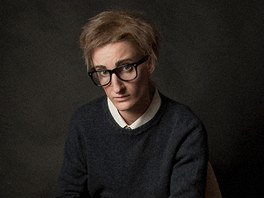 Adela Banášová coby Woody Allen při focení pro kalendář Proměny 2011 Adela Banášová coby Woody Allen při focení pro kalendář Proměny 2011