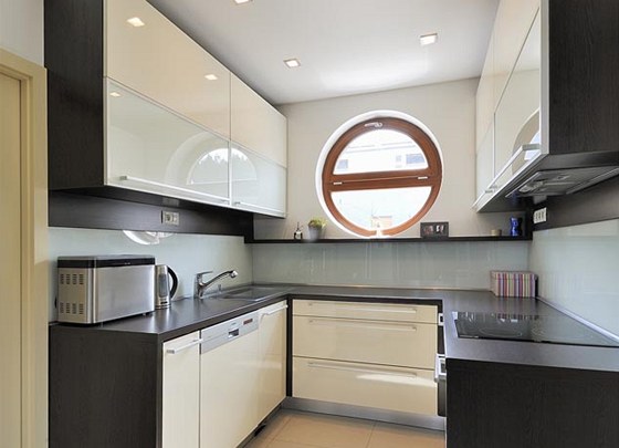 Kuchy�skou linku navrhli architekti z lakovan�ch MDF desek � sv�tl� lak v
