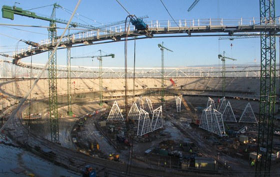 Sv�teln� rampy, zat�m stoj�c� v kotli stadionu, maj� dohromady t�m�� 500 tun.