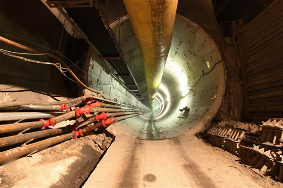 P�echod tunelu od stanice Veleslav�n do stanice �erven� Vrch. Ve �lut� lutn� se...