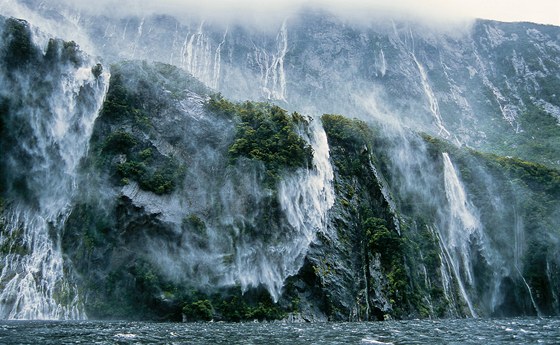 Při vyhlídkové plavbě v novozélandském fjordu Milford Sound se strhla bouře Při vyhlídkové plavbě v novozélandském fjordu Milford Sound se strhla bouře