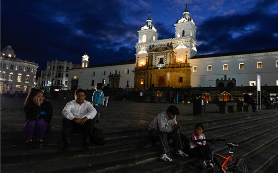 N�m�st� Plaza San Francisco v Quito � spr�vn� no�n� atmosf�ra vhodn� pro focen�