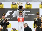 TROFEJ PRO VÍTĚZE. Lewis Hamilton si užívá vítězství ve Velké ceně Maďarska, TROFEJ PRO VÍTĚZE. Lewis Hamilton si užívá vítězství ve Velké ceně Maďarska,
