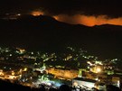 No�n� pohled na m�sto La Jonquera, v pozad� je vid�t z��e z po��ru (22.