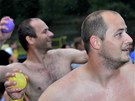 Ú�astníci na sebe nakonec vyházeli p�es 35 000 balonk�, �ím� se dostali do...