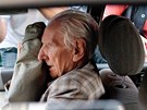 László Csatáry se skrývá před novináři, zatímco v odjíždí od budovy maďarské László Csatáry se skrývá před novináři, zatímco v odjíždí od budovy maďarské