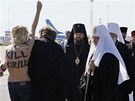 Na patriarchu rusk� pravoslavn� c�rkve Kirilla se na leti�ti v Kyjeve vrhla...