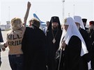 Na patriarchu rusk� pravoslavn� c�rkve Kirilla se na leti�ti v Kyjeve vrhla...