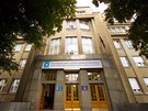 Budova �stavu organick� chemie a biochemie je v pra�sk�ch Dejvic�ch.