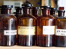 Lahvi�ky jsou pln� chemik�li� - �asto jed� a ��ravin.