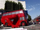 �erven� autobus v�tvarn�ka Davida �ern�ho p�ed �esk�m domem v Lond�n� (22.