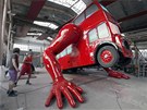 Posledn� kontrola funk�nosti hydraulick�ch rukou a autobus Davida �ern�ho m��e