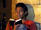 Mladý muslim p�ed�ítá ver�e v koránu po ve�erní modlitb� v me�it� al-Azhar v...