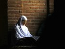 Svatý muslimský m�síc slaví i v Indii. �ena ze Srinagaru �te korán v me�it�...
