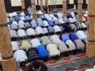 B�hem ramadánu se v��ící z�íkají jídla, pití, kou�ení a sexu p�ed západem...
