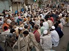 Muslimové �ekají na soumrak v pakistánském Rawalpindi. Hned poté m��ou p�eru�it...