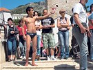 Nejdřív přichází oplácaný pán, tváří se jako skokan, ale jen vybírá peníze.... Nejdřív přichází oplácaný pán, tváří se jako skokan, ale jen vybírá peníze....