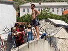 Nejdřív přichází oplácaný pán, tváří se jako skokan, ale jen vybírá peníze.... Nejdřív přichází oplácaný pán, tváří se jako skokan, ale jen vybírá peníze....
