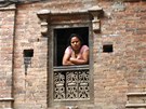 Nuda v okn�. Nepálka kouká z okna svého domu ve starobylém m�st� Bhaktapur,...