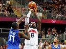 Ameri�an Lebron James st��l� p�i basketbalov�m utk�n� proti Francii. (29.