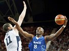 Souboj Francouze Ali Traorea (vpravo) s Ameri�anem Kevinem Lovem. (29. �ervence