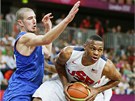 Souboj Ameri�ana Russella Westbrooka s Francouzem Nando de Coloem. (29.