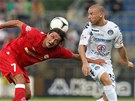 KAM STRKÁŠ TU RUKU? Pavel Zavadil z Brna (vlevo) hlavičkuje v souboji s Janem KAM STRKÁŠ TU RUKU? Pavel Zavadil z Brna (vlevo) hlavičkuje v souboji s Janem
