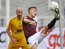 Sparťanský stoper Švejdík odopává míč před Vorlem z Dukly v utkání prvního Sparťanský stoper Švejdík odopává míč před Vorlem z Dukly v utkání prvního