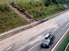 Sobotn� bou�ka podemlela ��st d�lnice D11 na 76. kilometru. Voda naplavila