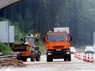 Sobotn� bou�ka podemlela ��st d�lnice D11 na 76. kilometru. Voda naplavila