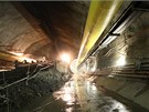 V nafoukl�m �lut�m vaku - lutn� - se p�iv�d� �erstv� vzduch do tunelu. Vedle