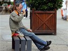 Bezdomovec na karlovarské třídě T.G.Masaryka. Bezdomovec na karlovarské třídě T.G.Masaryka.