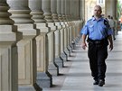 Robert Ivan, strážník městské policie na pochůzce Mlýnskou kolonádou. Robert Ivan, strážník městské policie na pochůzce Mlýnskou kolonádou.