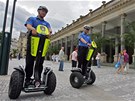 Hlídka městské policie na vozítcích segway před Mlýnskou kolonádou. Hlídka městské policie na vozítcích segway před Mlýnskou kolonádou.