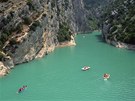Turisté proplouvají na lodičkách po řece Verdon stejnojmenným kaňonem. Turisté proplouvají na lodičkách po řece Verdon stejnojmenným kaňonem.