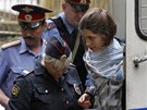 Policie p�iv�d� jednu ze �lenek Pussy Riot k moskevsk�mu soudu (20. �ervence