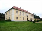 Zámek v Životicích má půdorys o rozměru 34 × 15 metrů. V polovině je umístěná Zámek v Životicích má půdorys o rozměru 34 × 15 metrů. V polovině je umístěná