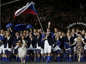 �ESKÁ VÝPRAVA. Badmintonista Petr Koukal se hrd� ujal role vlajkono�e �eského