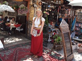 Dívka láká do restaurace na hadžijski čevap. Dívka láká do restaurace na hadžijski čevap.