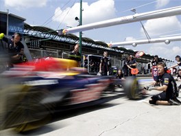 V�JEZD Z BOX�. Mark Webber s vozem Red Bull v kvalifikaci Velk� ceny Ma�arska
